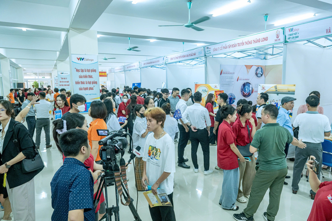 Ngày hội việc làm năm 2024 tại VTV College đã thu hút sự tham gia của nhiều cơ quan báo chí, truyền thông, DN. Ảnh: Tiến Anh.