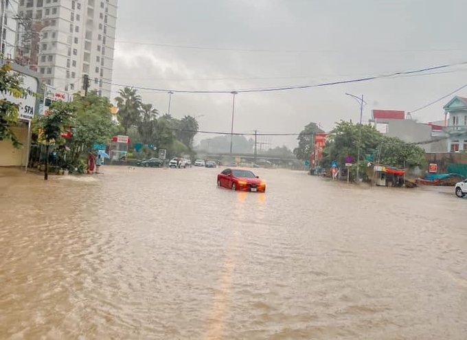 Ô tô dừng giữa đường Quang Trung do nước dâng cao (gần nút giao Thịnh Đán, cao tốc Hà Nội - Thái Nguyên).