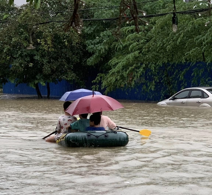 Một số người dân sử dụng xuồng để di chuyển tại ngã tư San Nền, TP Thái Nguyên.