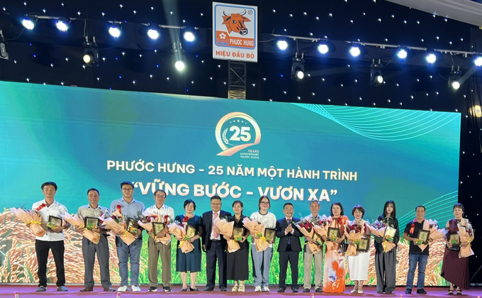 Ban lãnh đạo Phân bón Phước Hưng trao kỷ niệm chương và quà tri ân các đại lý, đối tác luôn đồng hành cùng công ty. Ảnh: Đức Trung.