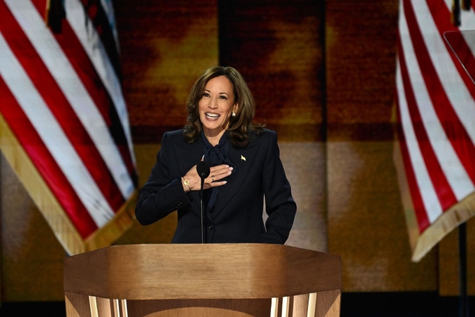 Phó Tổng thống Kamala Harris nhận đề cử của đảng Dân chủ tranh cử Tổng thống Mỹ tại Đại hội Toàn quốc đảng Dân chủ tại Chicago hôm 22/8. Ảnh: CNN.