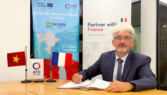 Mr. Hugo Pierrel, Deputy Country Director of AFD Vietnam, signed the project loan agreement between the Ministry of Finance and the French Development Agency (AFD) on August 22.