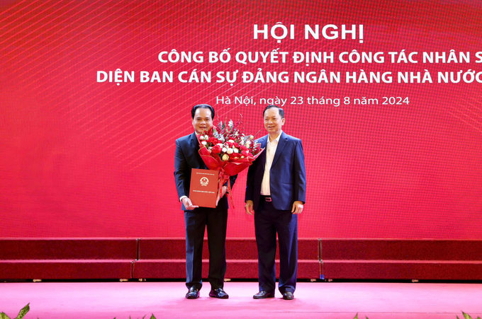 Ông Đào Minh Tú, Phó Thống đốc thường trực Ngân hàng Nhà nước (bên phải) trao quyết định bổ nhiệm ông Vương Hồng Lĩnh giữ chức vụ Phó Tổng Giám đốc Agribank. Ảnh: Agribank.