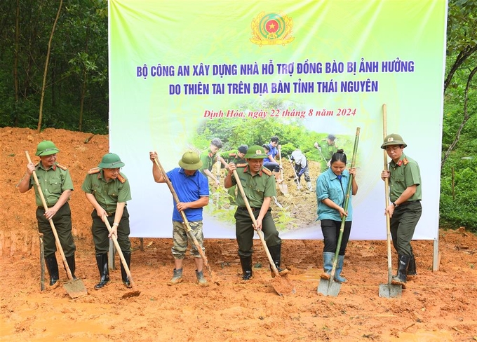 Đại diện Bộ Công an, lãnh đạo Công an tỉnh Thái Nguyên và gia đình ông Trần Văn Thêm tiến hành động thổ khởi công xây dựng căn nhà. Ảnh: Phan Anh.