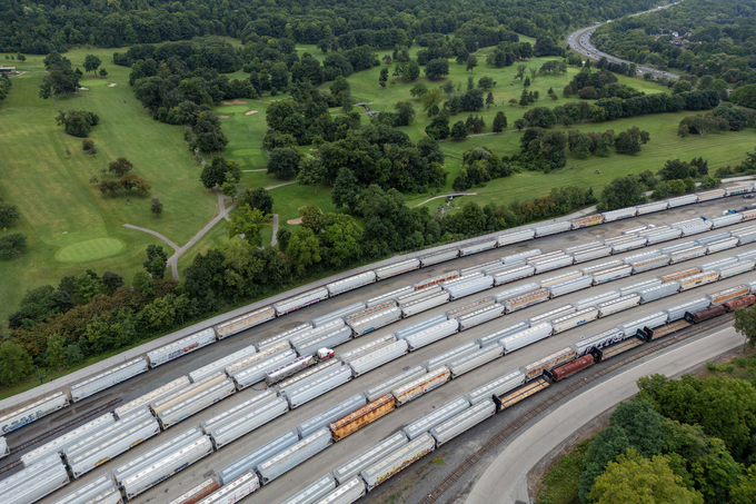 Các toa tàu tập trung ở Hamilton, Ontario, Canada hôm 19/8. Ảnh: Reuters.