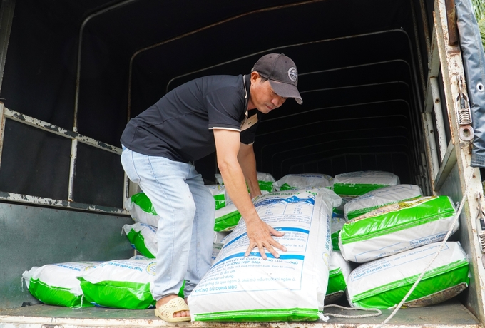 According to the technical process for producing high-quality, low-emission rice in the Mekong Delta region  the Crop Production Department (Ministry of Agriculture and Rural Development), farmers must use certified seeds and sow no more than 70 kg/ha. Photo: Kim Anh.