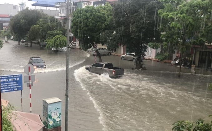 Các phương tiện di chuyển rất khó khăn trên đường Lương Ngọc Quyến, chủ yếu chỉ xe gầm cao mới có thể đi qua khu vực này.