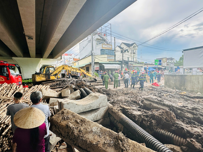 Hiện trường thi công công trình cống thoát nước dân sinh khiến 2 công nhân bị vùi lấp. Ảnh: Kim Anh.