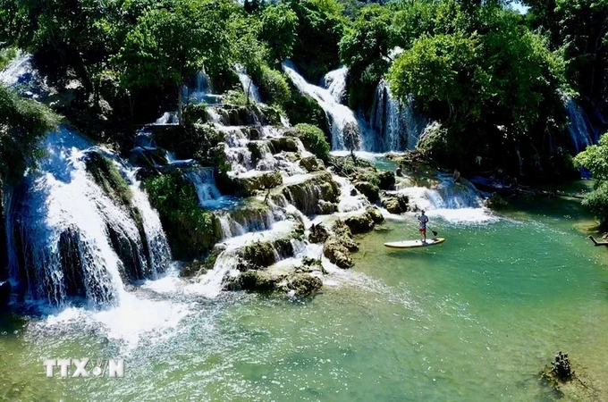 Trong khu vực Công viên địa chất toàn cầu non nước Cao Bằng được UNESCO công nhận có rất nhiều thắng cảnh đẹp, trong đó có thác nước Bản Sầm ở thị trấn Hòa Thuận, huyện Quảng Hòa. Ảnh: TTXVN.