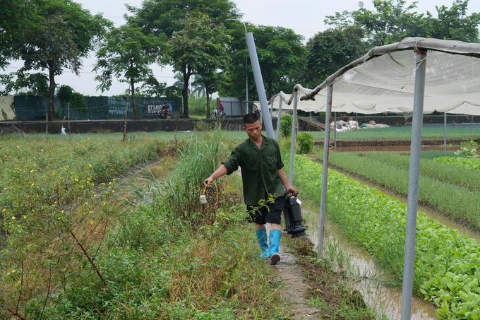 Những chiếc máy bơm di động được người dân sử dụng để cứu hoa màu. Ảnh: Hùng Khang.