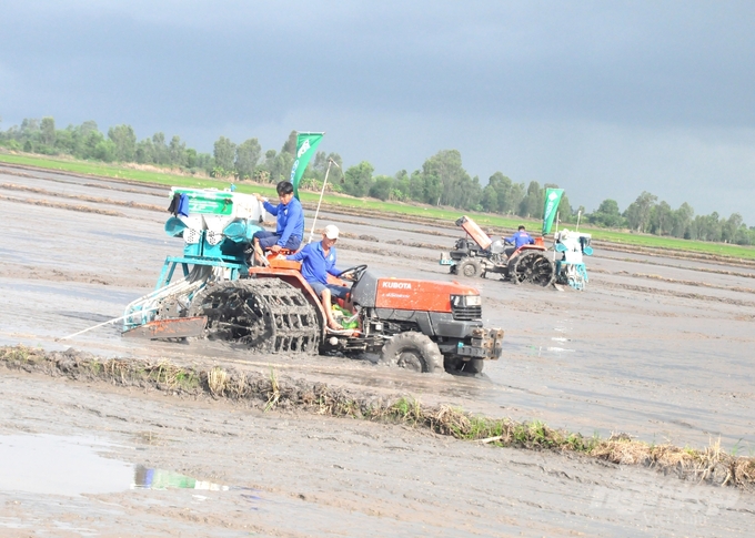 Tham gia đến án 1 triệu ha lúa chất lượng cao, các tổ chức nông dân được hỗ trợ ứng dụng cơ giới hóa đồng bộ trong các khâu sản xuất, nhằm giảm chi phí, tăng lợi nhuận. Ảnh: Trung Chánh.