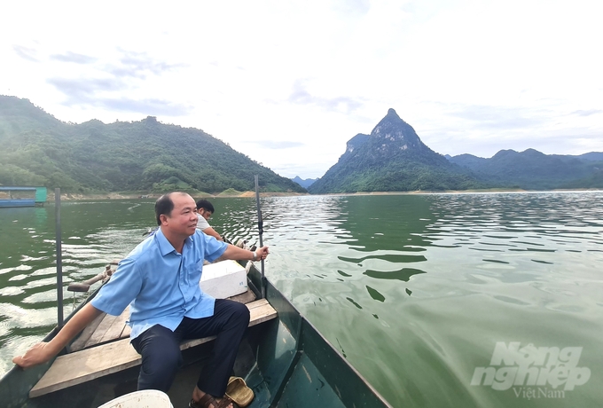 Anh Vi Ngọc Quý, Trưởng phòng NN-PTNT huyện Na Hang, đưa chúng tôi đi kiểm tra các mô hình nuôi trồng thủy sản trên khu vực lòng hồ thủy điện Tuyên Quang. Ảnh: Đào Thanh.