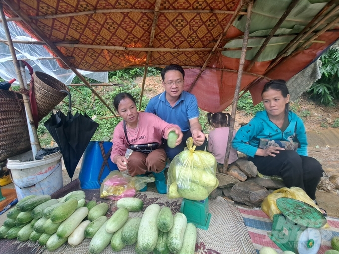 Đồng bào dân tộc Mông bán dưa ven đường. Ảnh: Thanh Tùng.