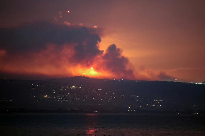 Khói lửa được nhìn thấy ở phía biên giới Lebanon - Israel, sau khi Hezbollah phóng hàng trăm tên lửa vào Israel ngày 25/8. Ảnh: Reuters.