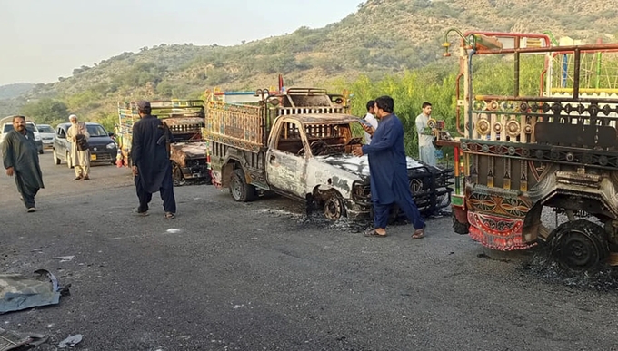 Các phương tiện bị lực lượng ly khai Quân đội Giải phóng Balochistan (BLA) đốt trên tuyến cao tốc ở Musakhail, tỉnh Balochistan, Pakistan, ngày 26/8. Ảnh: AP.