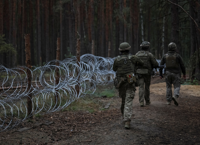 Binh sĩ Ukraine tuần tra ở Zhytomyr, khu vực biên giới với Belarus hồi tháng 9/2023. Ảnh: Reuters.