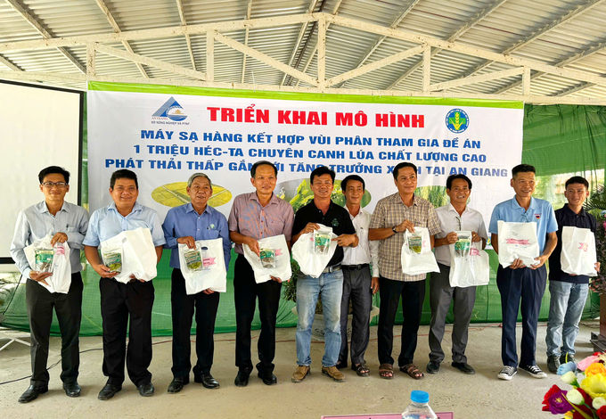 An Giang's agricultural sector has chosen Hiep Xuong commune, Phu Tan district, to demonstrate the province's first official model in implementing the 1 million hectare high-quality rice plan. Photo: Le Hoang Vu.