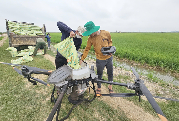 Mô hình cánh đồng 'không dấu chân' đầu tiên tại Quảng Bình do nông dân trẻ Trần Văn Khánh triển khai. Ảnh: T. Đức.