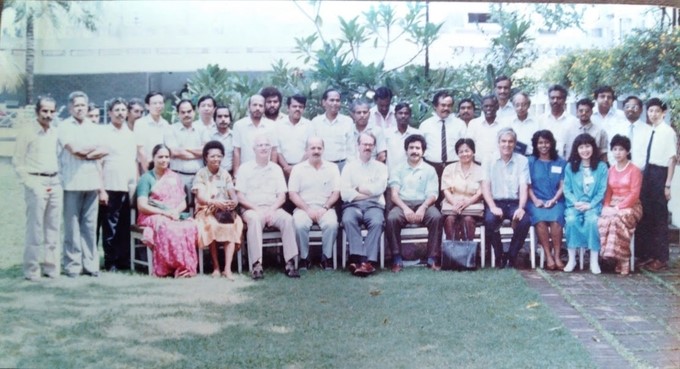 The photo was taken at the closing ceremony of the class in Kochi, India, on November 16, 1990. The author is positioned in the standing row, 6th from left. Documentary photo of former Minister Ta Quang Ngoc.