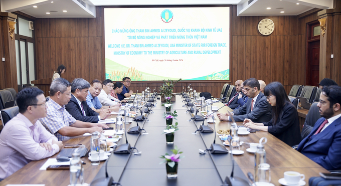  Deputy Minister of Agriculture and Rural Development Tran Thanh Nam met with UAE Minister of State for Foreign Trade Thani bin Ahmed Al Zeyoudi. Photo: Linh Linh.