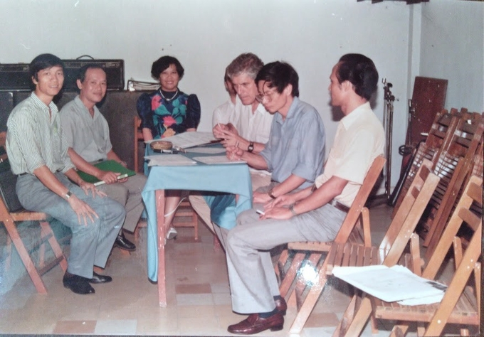 Preparing a schedule for the training class. Documentary photo of former Minister Ta Quang Ngoc.