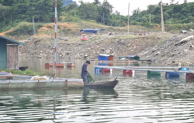 Một người đánh cá trên sông Gâm. Ảnh: Đào Thanh.