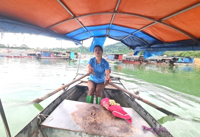 Chị Triệu Thị Minh Tân, ở khu Bến Thủy, thị trấn Na Hang chèo thuyền trên dòng sông Năng. Ảnh: Đào Thanh.