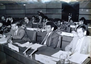 Attending the World Fisheries meeting organized by UNIDO in Vienna, Austria, in 1991. Documentary photo of former Minister Ta Quang Ngoc.