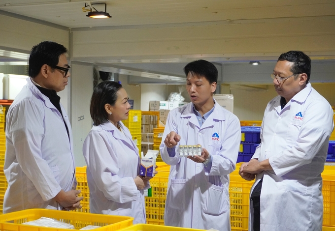 On August 26, representatives from the Philippines visited the warehouse of AVAC’s factory in Hung Yen. Photo: Hong Tham.