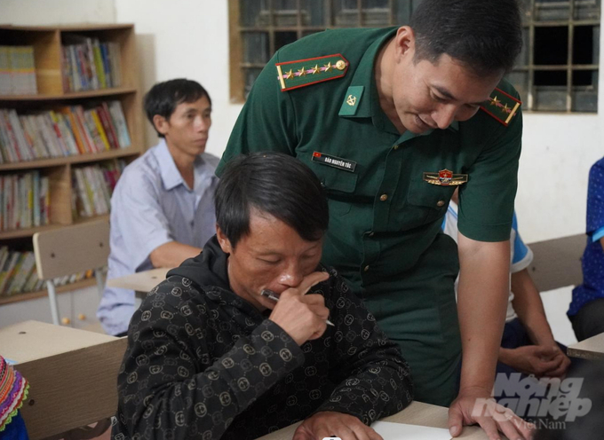 Thầy giáo Đào Nguyên Túc ân cần chỉ bảo học sinh từng nét chữ tới cách phát âm. Ảnh: Quốc Toản.