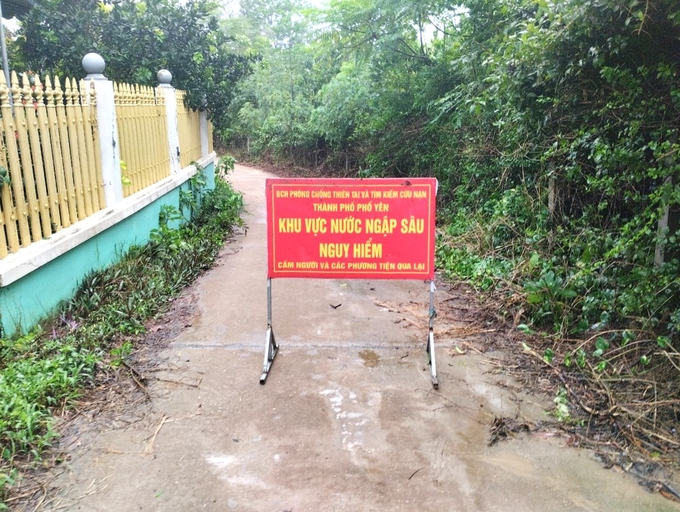 Authorities have placed warning signs to prevent people from entering hazardous areas. Photo: Pham Hieu.