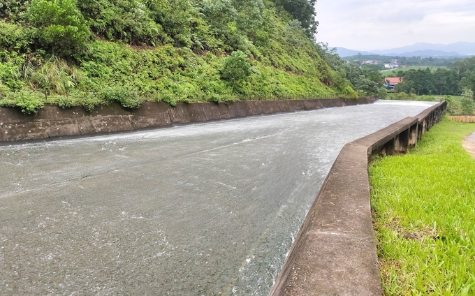 The software and information systems have made the management and operation of irrigation projects more convenient and effective. Photo: Pham Hieu.