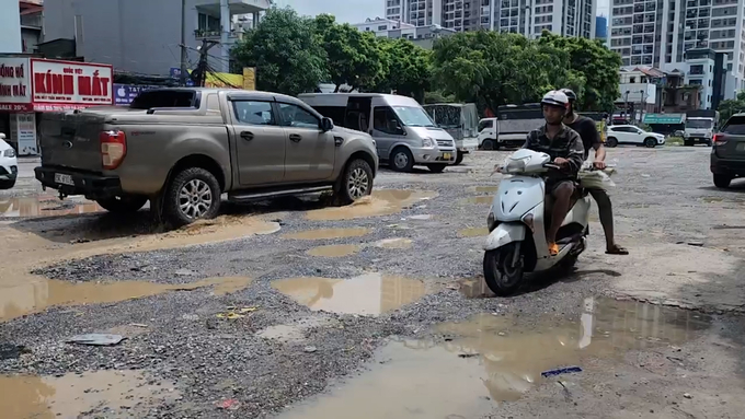 Nhiều 'ổ gà', 'ổ trâu' xuất hiện với những hố sâu, có điểm mặt hố rộng hàng mét khiến các phương tiện di chuyển rất khó khăn.