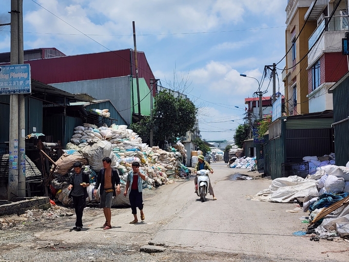 Những lao động ở làng Minh Khai. Ảnh: Dương Đình Tường.