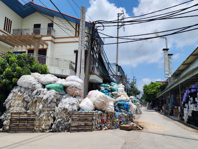 Ống khói xả đen xì và rác chất khắp làng. Ảnh: Dương Đình Tường.