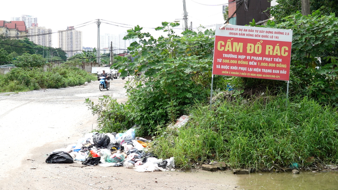 Rác thải sinh hoạt vứt bừa bãi, cỏ mọc um tùm.