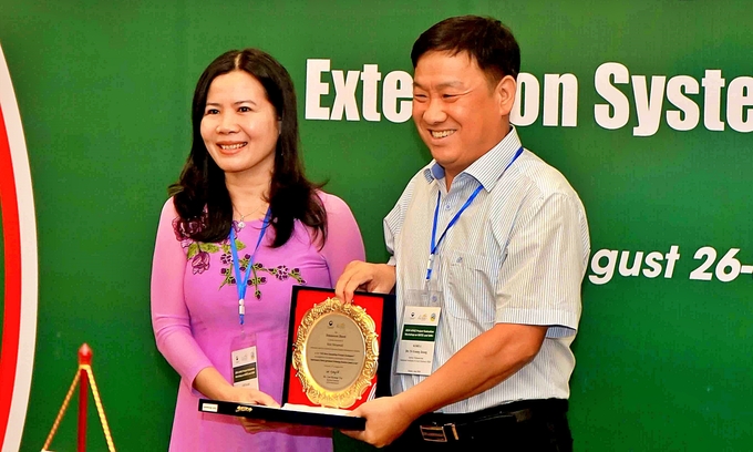 Deputy Director of the Cuu Long Delta Rice Research Institute, Ms. Nguyen Thuy Kieu Tien (left), received the honor of the outstanding project in 2023 from AFACI. Photo: VAAS.