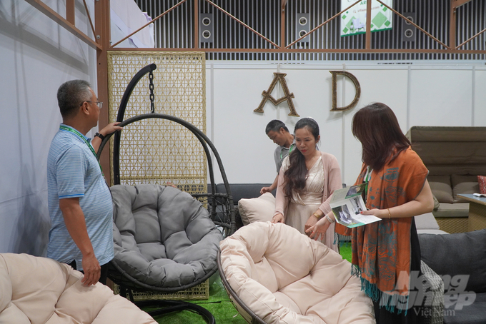 Mrs. Le Thi Thanh Truc, Director of AD Furniture and Garden Joint Stock Company (center), presents the products. Photo: Nguyen Thuy.