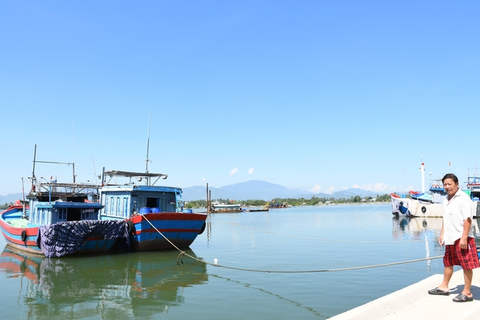 Nhiều chuyến biển thua lỗ nên ông Phạm Xuân Anh (trú xã Tam Quang, huyện Núi Thành, Quảng Nam) đành chấp nhận cho 2 con tàu hành nghề lưới vây nằm bờ. Ảnh: L.K.