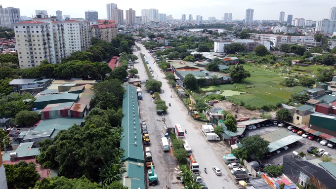 Vì dự án chậm tiến độ nên nhiều vị trí lòng đường cũng trở thành điểm đỗ xe. Hàng quán, bãi xe, bãi tập kết vật liệu xây dựng cũng mọc lên.