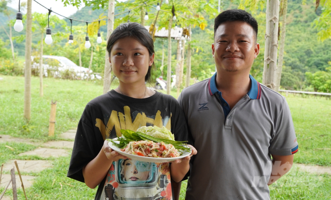 Gỏi đu đủ là món ăn độc đáo mà Vi Văn Quang thiết đãi du khách đến tham quan. Ảnh: Quốc Toản.