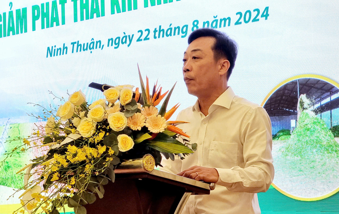 Truong Khac Tri, Deputy Director of Ninh Thuan Department of Agriculture and Rural Development made his speech at the seminar 'Solution to reduce greenhouse gas emissions in agriculture'. Photo: Nguyen Co.