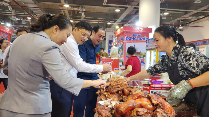 Các đại biểu tham quan gian hàng hội chợ. Ảnh: Nguyễn Thành.