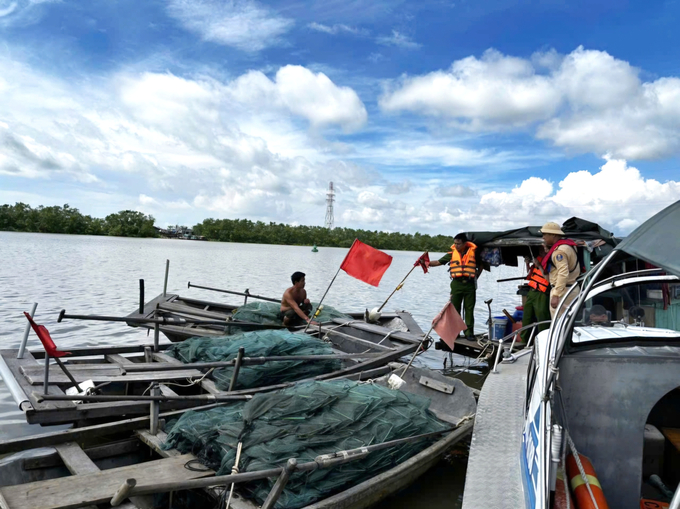 Công an phường Quảng Yên và Đội Cảnh sát giao thông phát hiện, thu giữ 115 lồng khai thác thủy hải sản trái phép tại khu vực tuyến luồng Sông Chanh, TX Quảng Yên. Ảnh: Vũ Cường.