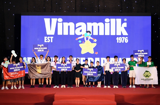 Các đội thi đạt giải 'Raising the bar' của Vinamilk. Ảnh: Vi Nam.