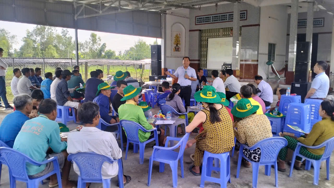 TS Lê Hữu Quang (đứng) chia sẻ cho nhà nông nhận biết phân bón thật và giả. Ảnh: Hữu Lê