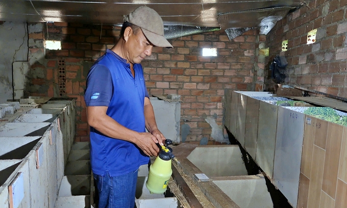 Le Van Hanh, the farmer in Vinh Tan commune, periodically disinfects barns. Photo: ILRI.