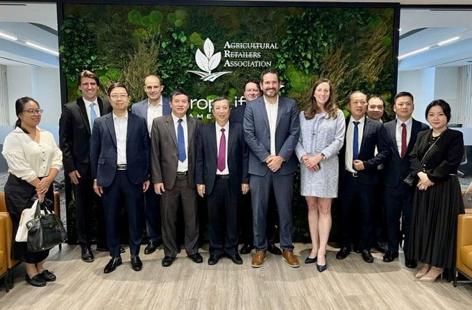 Deputy Minister Hoang Trung (standing in the middle) and the delegation of the Ministry of Agriculture and Rural Development had a meeting with CropLife Organization. Photo: Plant Protection Department.