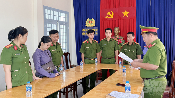 Cơ quan Cảnh sát điều tra Công an tỉnh An Giang thi hành các quyết định và lệnh bắt tạm giam đối với Nguyễn Thị Kim Phương. Ảnh: Tiến Tầm.