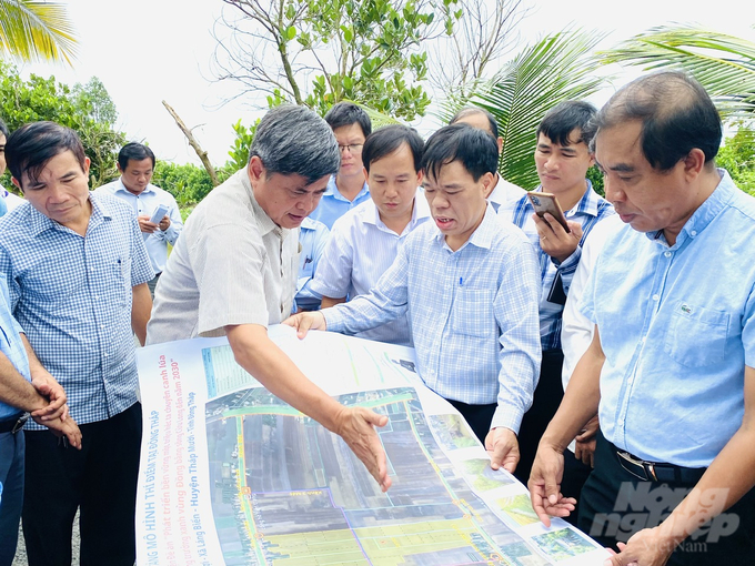 Deputy Minister of Agriculture and Rural Development Tran Thanh Nam examining the irrigation model design for rice production at Thang Loi Agricultural Service Cooperative. Photo: Le Hoang Vu.